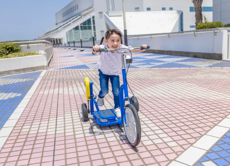 야외에서 독특한 자전거를 즐기는 소녀