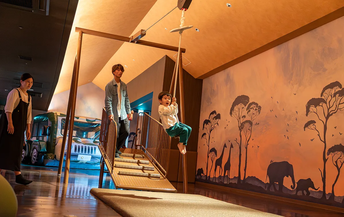 KIDS OASIS의 Zipline에서 노는 아이로 지켜보는 보호자