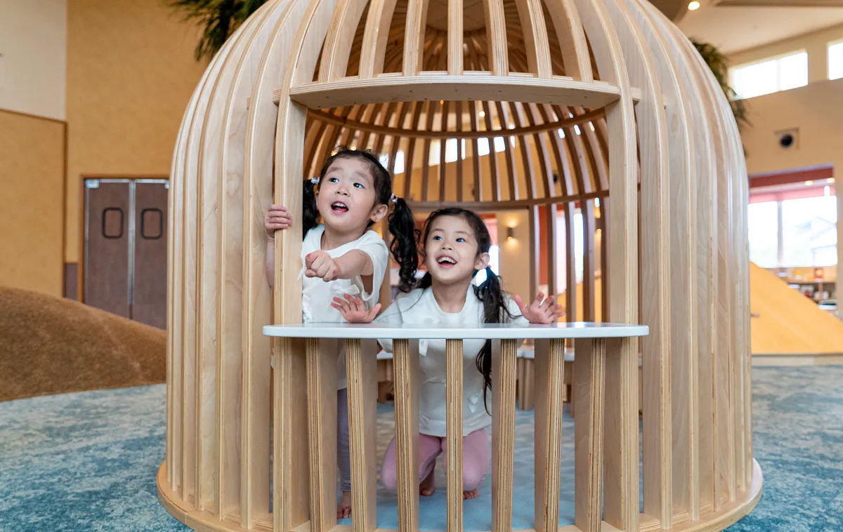 KIDS OASIS의 돔형 놀이터에서 놀고있는 아이들